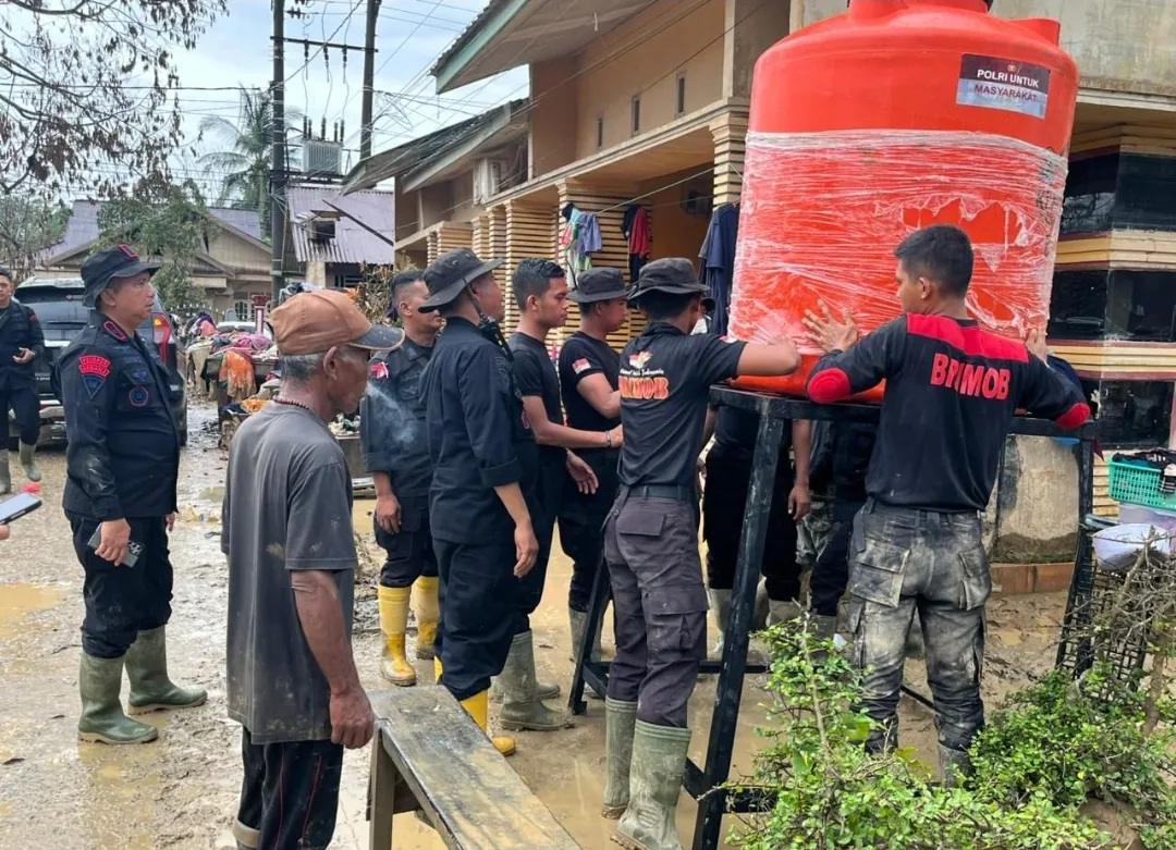 Polri Salurkan 627 Tandon Air Bersih untuk Warga Terdampak Bencana, Salah Satunya di Aceh Tamiang