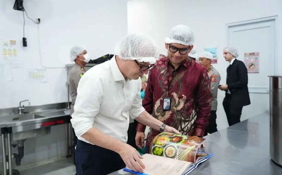 Rasa Bhayangkara Nusantara” Diserahkan kepada Delegasi Prancis, Potret Pengabdian Polri Dukung MBG Berbasis Gizi, Budaya, dan Ilmu Pengetahuan 1 Rasa Bhayangkara Nusantara” Diserahkan kepada Delegasi Prancis, Potret Pengabdian Polri Dukung MBG Berbasis Gizi, Budaya, dan Ilmu Pengetahuan