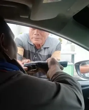 BRAVO” Berbagi Juma’at Berkah Bukti Satlantas Polrestabes Surabaya Peduli Wong Cilik