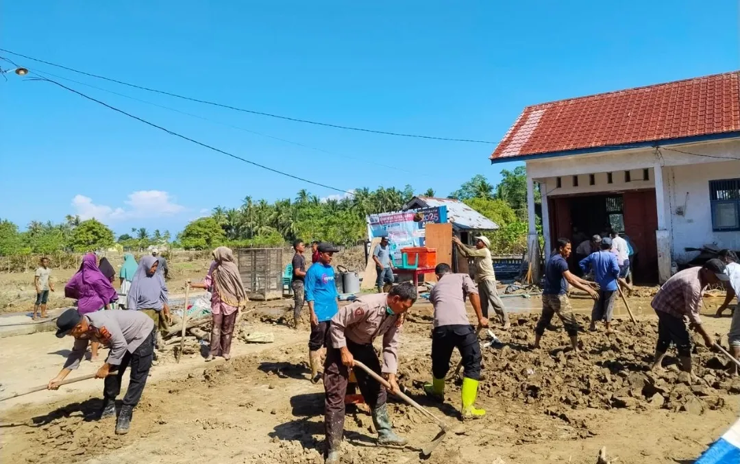 Polri dan Warga Bersinergi Pulihkan Pascabanjir di Pidie Jaya