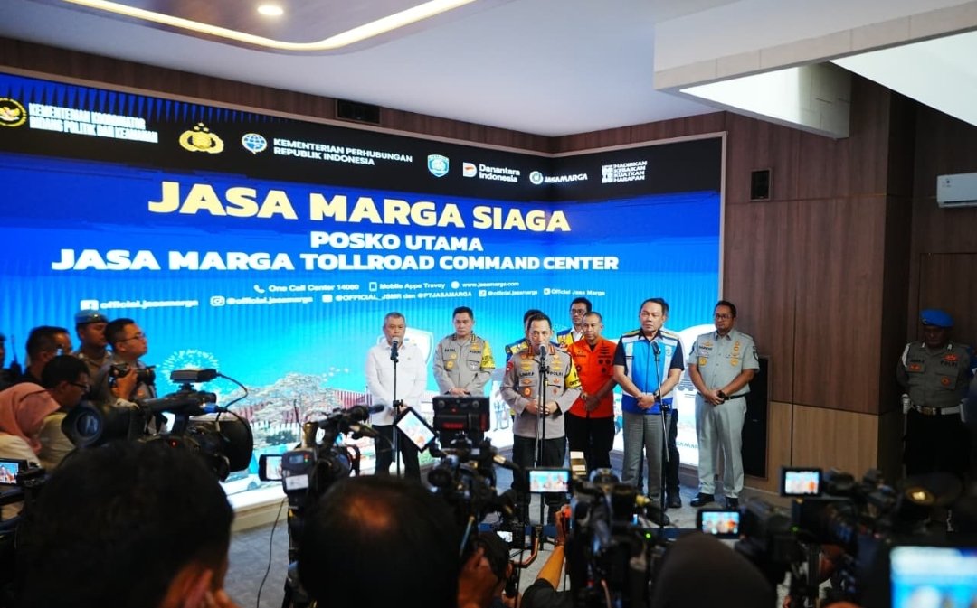 Kapolri Tinjau Pos Command Center, Pastikan Arus Mudik Berjalan Aman dan Nyaman