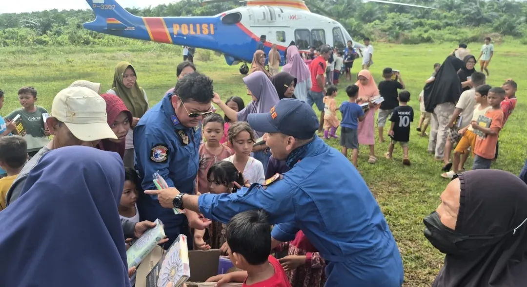 Pilot dan Kru Helikopter Salurkan Amanah Al-Qur’an untuk Anak-Anak Terdampak Banjir di Aceh Tamiang