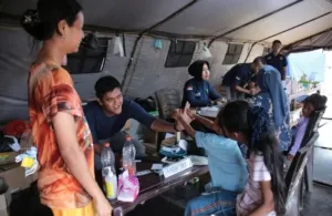 Antisipasi ISPA Pascabanjir, Posko Kesehatan Polri Aktif Layani Masyarakat Aceh Tamiang