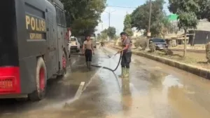 Minimalisir Debu Pasca Banjir, Polri Lakukan Pembersihan dan Penyiraman Jalan Protokol Aceh Tamiang