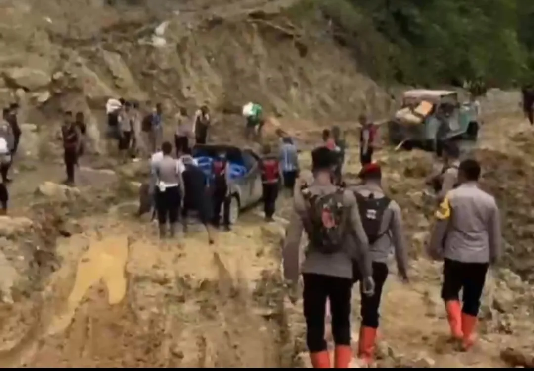 Polri, TNI dan Pemda Tembus Medan Ekstrem, Pastikan Kehadiran Negara bagi Warga Terisolasi di Pining Gayo Lues 1 Polri, TNI dan Pemda Tembus Medan Ekstrem, Pastikan Kehadiran Negara bagi Warga Terisolasi di Pining Gayo Lues