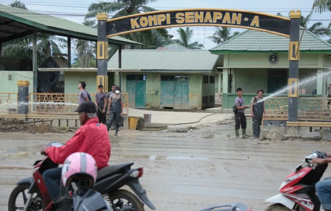 Polri Bantu Kuras Air Yang Merendam Kompi Senapan A Yonif 111 / Karma Bakti, Aceh Tamiang