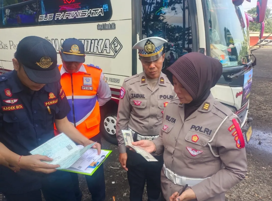 Polres Probolinggo Gelar Ramp Check Gabungan Angkutan Pariwisata Nataru 2025–2026 1 Polres Probolinggo Gelar Ramp Check Gabungan Angkutan Pariwisata Nataru 2025–2026