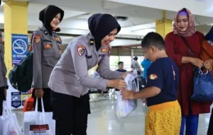 Sapa Humanis Polwan Polresta Sidoarjo Patroli Dialogis di Terminal Purabaya