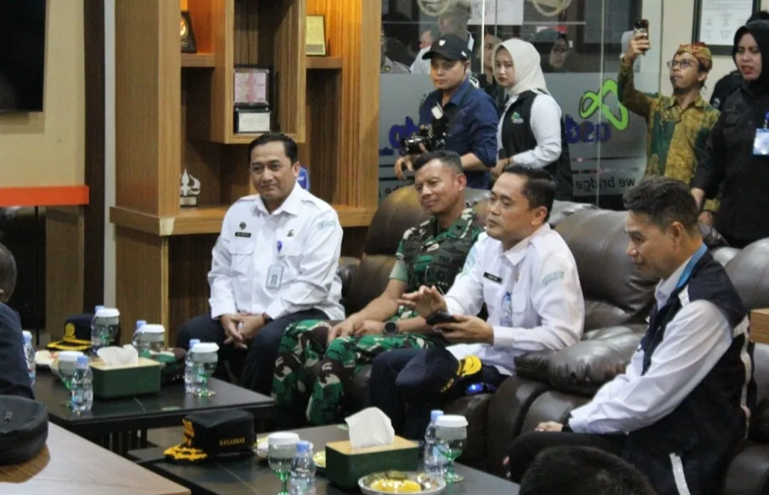 Kabasarnas didampingi Kasdam V/Brawijaya Tinjau Kesiapsiagaan Nataru di Pelabuhan ASDP Ketapang Banyuwangi Tahun 2025/2026