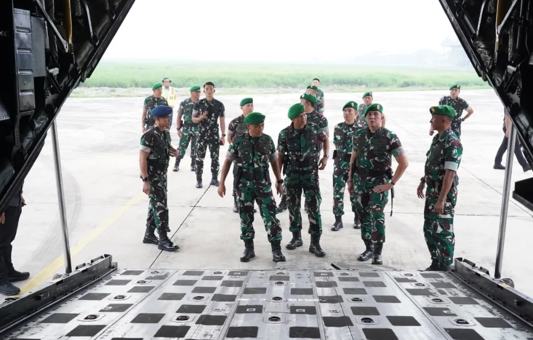 Pangdam V/Brawijaya Lepas 200 Personel Satgas Yonif 836/BY Laksanakan Tugas Bantuan Bencana Aceh 1 Pangdam V/Brawijaya Lepas 200 Personel Satgas Yonif 836/BY Laksanakan Tugas Bantuan Bencana Aceh