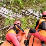 Tim SAR mengevakuasi tubuh korban tenggelam di Tulungagung
