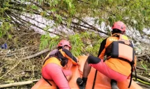 Tim-SAR-mengevakuasi-tubuh-korban-tenggelam-di-Tulungagung.jpg Tim SAR mengevakuasi tubuh korban tenggelam di Tulungagung