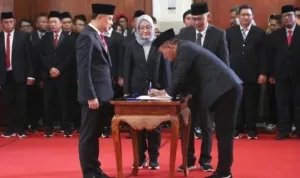 Wali Kota Surabaya Eri Cahyadi saat melantik pejabat di lingkungan Pemkot Surabaya