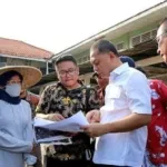 Wali-Kota-Surabaya-Eri-Cahyadi-saat-meninjau-Rumah-Potong-Hewan.jpg Wali Kota Surabaya Eri Cahyadi saat meninjau Rumah Potong Hewan