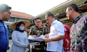 Wali Kota Surabaya Eri Cahyadi saat meninjau Rumah Potong Hewan