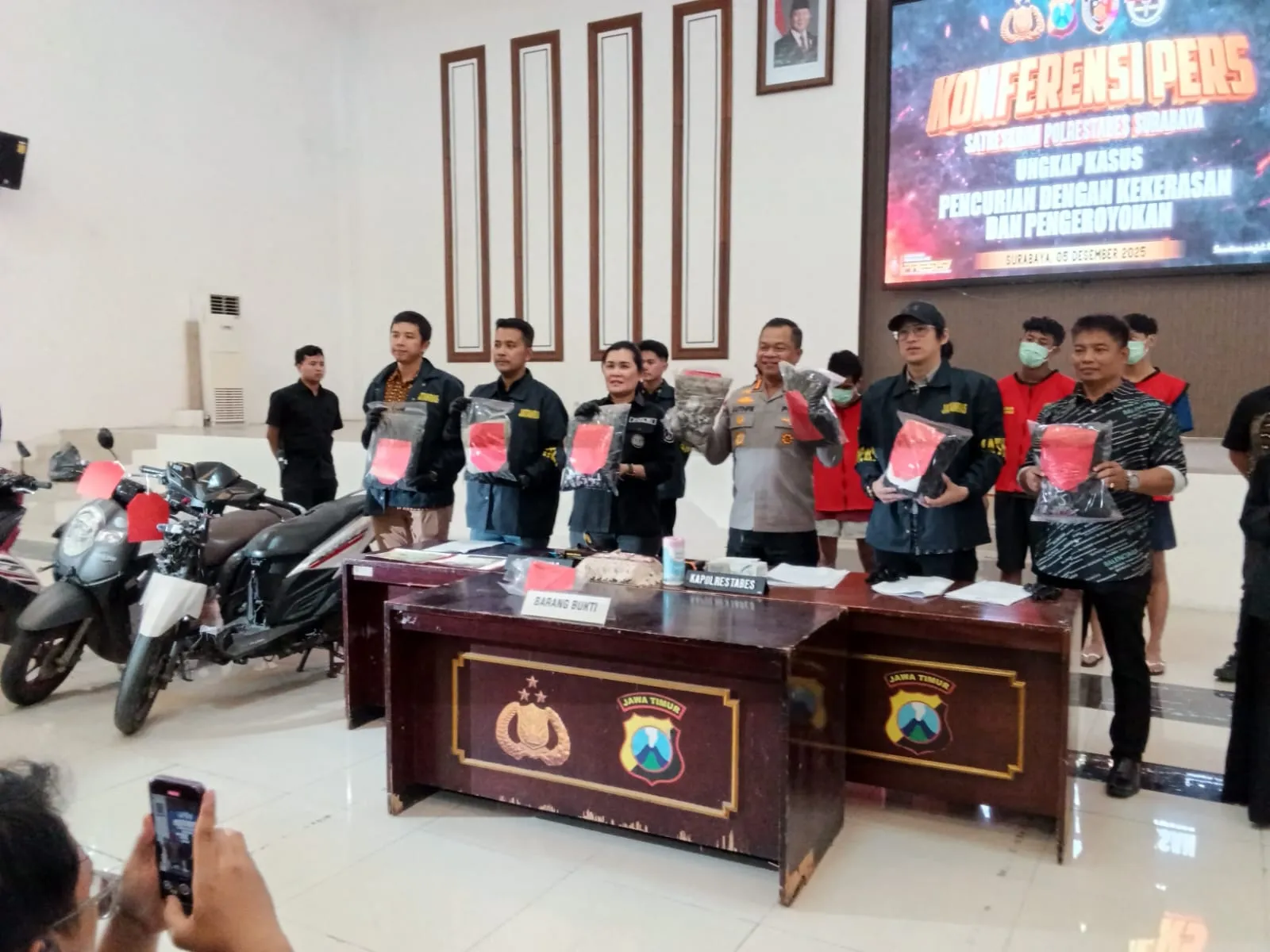 Polrestabes Surabaya Ungkap Kasus Pencurian Disertai Kekerasan di Jambangan 1 Polrestabes Surabaya Ungkap Kasus Pencurian Disertai Kekerasan di Jambangan