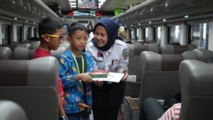 Apresiasi Peran Ibu, KAI Daop 8 Surabaya Berbagi Kebahagiaan di Masa Nataru