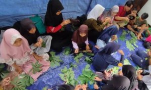 anak anak terlihat ceria membuat boneka menyerupai wayang dari daun singkong 169 e1768290409862