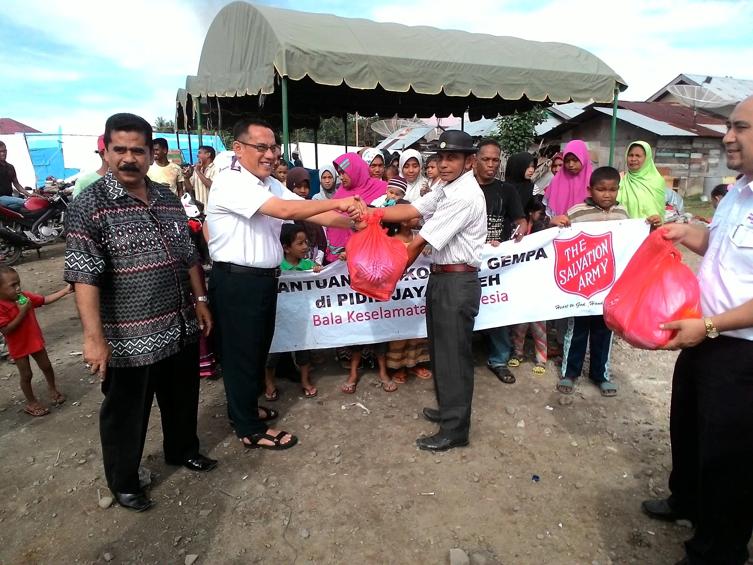 Layanan Kesehatan Darurat di Pidie Jaya: Upaya EMT Jawa Timur Hadapi Dampak Banjir