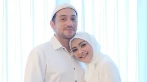 Aksi Live di Makam Gary Iskak Dianggap Tidak Etis, Wanita Rambut Biru Minta Maaf