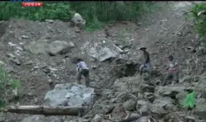 jalan_tertutup_longsor.png jalan tertutup longsor