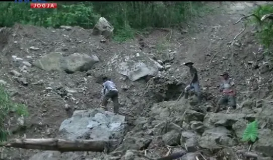 Warga Kampung Citiis di Bandung Barat terisolasi lebih dua pekan akibat longsor, akses tertutup material