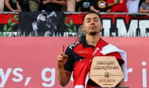 pemain-keturunan-ilias-alhaft-viral-bentangkan-bendera-indonesia-saat-cetak-sejarah-di-liga-belanda.jpg pemain keturunan ilias alhaft viral bentangkan bendera indonesia saat cetak sejarah di liga belanda