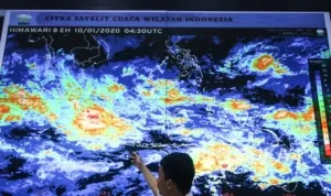 petugas-badan-meteorologi-klimatologi-dan-geofisika-bmkg-memantau-monitor-_200110170621-805.jpg petugas badan meteorologi klimatologi dan geofisika bmkg memantau monitor 200110170621 805