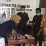 petugas bank hitung uang pengembalian kerugian negara korupsi proyek pupr tulungagung