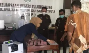 petugas bank hitung uang pengembalian kerugian negara korupsi proyek pupr tulungagung