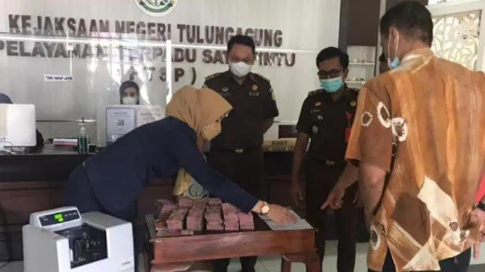 Perkara Korupsi PNPM Pagerwojo Selesai, Kejari Tulungagung Kembalikan Barang Bukti