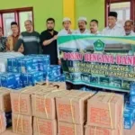 rombongan kemenag aceh besar menyerahkan bantuan ke posko penanganan banjir