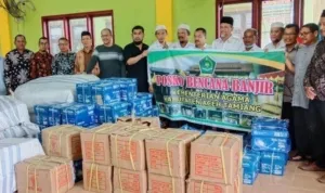 rombongan kemenag aceh besar menyerahkan bantuan ke posko penanganan banjir