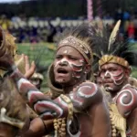 sejumlah peserta menampilkan tarian adat papua sambil memukul tifa 221024215024 171