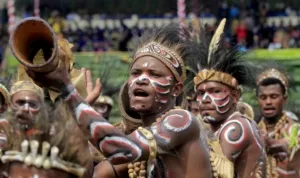 sejumlah peserta menampilkan tarian adat papua sambil memukul tifa 221024215024 171