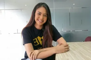 Aurelie Moeremans , Broken Strings