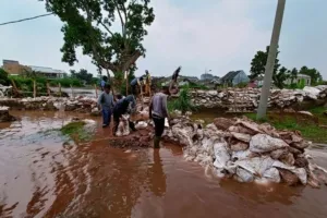 Warga Terdampak Banjir di Tangerang Mengungsi ke Balai Warga