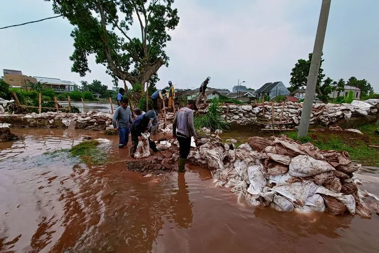 Warga Terdampak Banjir di Tangerang Mengungsi ke Balai Warga