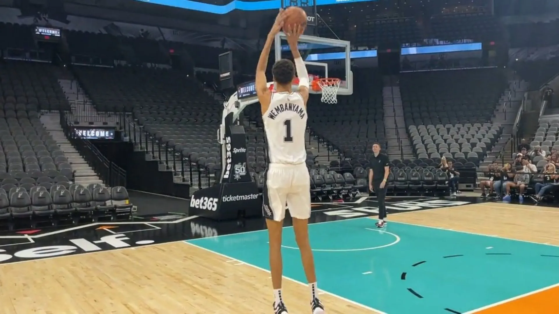 Kembalinya Wembanyama ke Lapangan Setelah Cedera yang Membuatnya Tertatih-tatih 1 Victor Wembanyama,