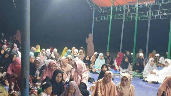 Tradisi Unik di Jember: Ribuan Warga Rayakan Tahun Baru dengan Salawat dan Doa 1 Tradisi Unik di Jember: Ribuan Warga Rayakan Tahun Baru dengan Salawat dan Doa