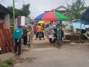 Warga Bondowoso Bangun Jembatan Darurat Pasca Banjir
