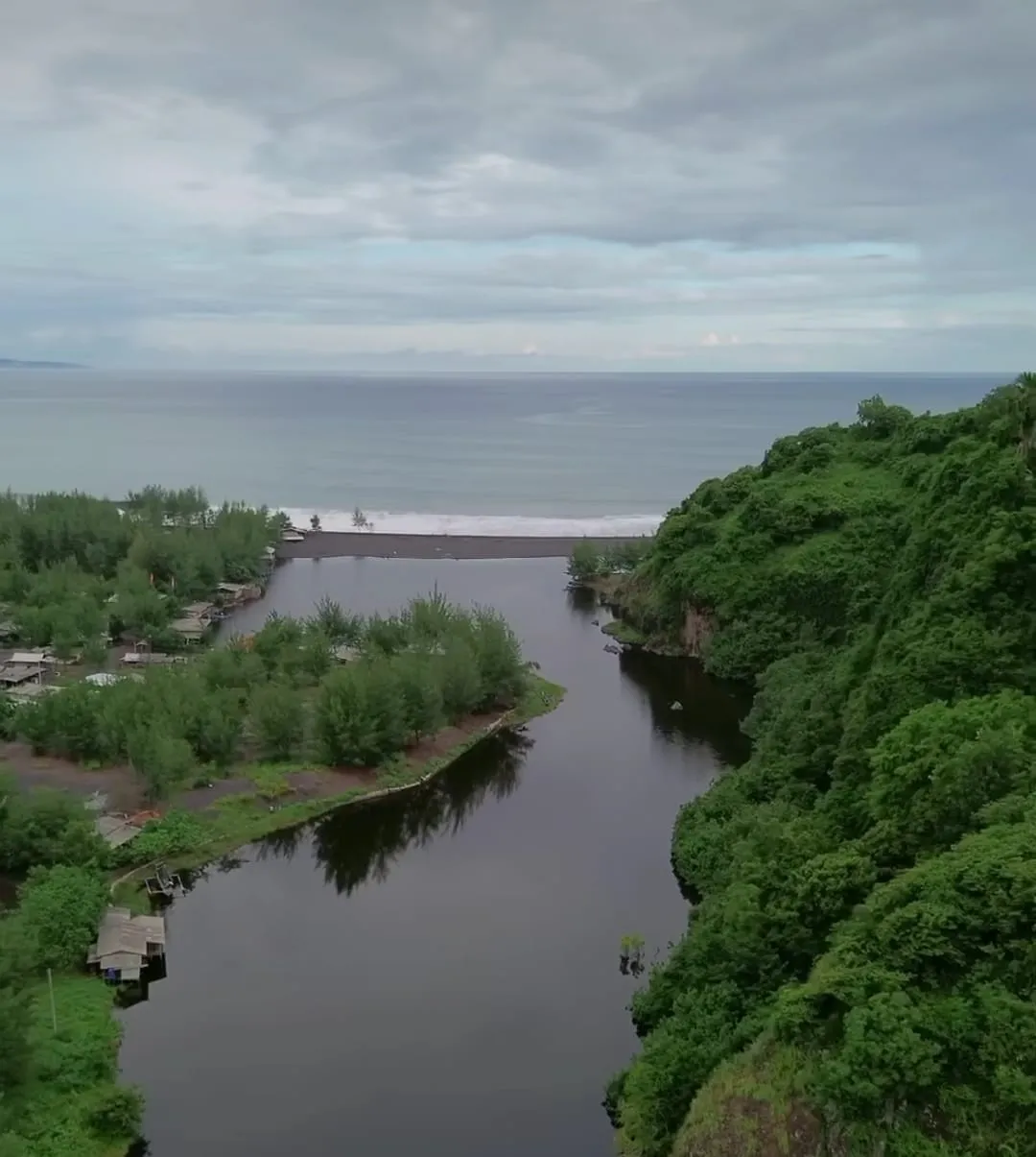 Dampak Abrasi Laut yang Menghancurkan Bangunan di Pesisir Lumajang 1 Dampak Abrasi Laut yang Menghancurkan Bangunan di Pesisir Lumajang