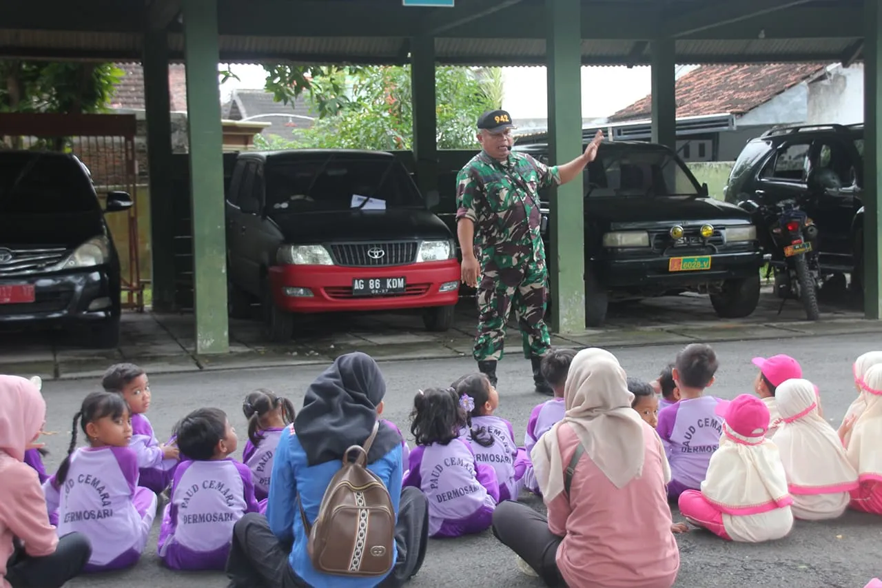 Gerimis Tak Surutkan Semangat Siswa PAUD–TK Belajar di Kodim 0806/Trenggalek