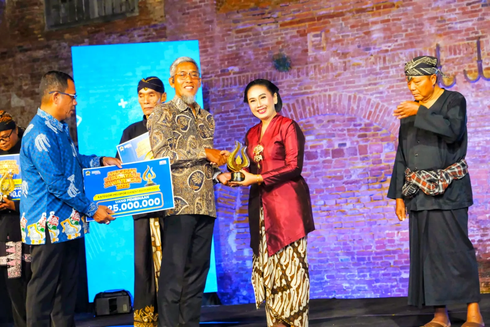 Dr. RAy, Irawati Kusumorasri M.Sn Menerima Anugerah Kebudayaan Jawa Tengah 2025 1 Dr. RAy, Irawati Kusumorasri M.Sn Menerima Anugerah Kebudayaan Jawa Tengah 2025