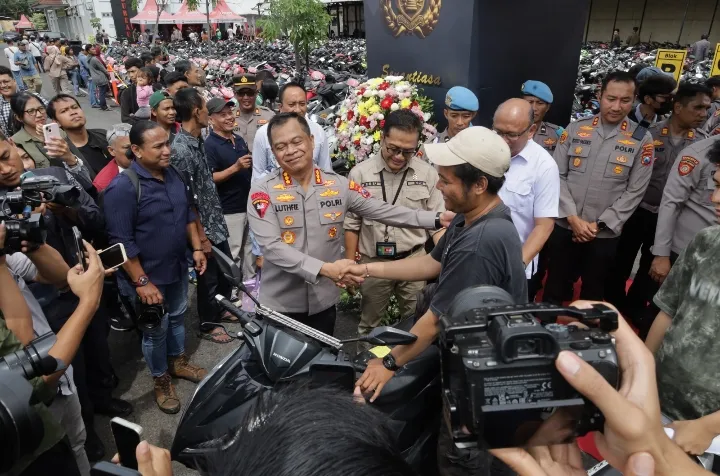Bazar Ranmor Polrestabes Surabaya Bikin Senyum Sumringah Korban Curanmor