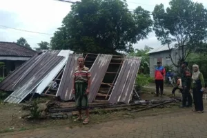 Puting Beliung Melanda Trenggalek, Babinsa dan BPBD Turun Tangan