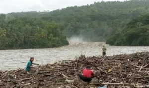 Lautan-sampah-di-pantai-Niyama-Tulungagung.jpg Wisata Pantai Tulungagung