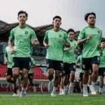 Pemain Persebaya menjalani latihan jelang menghadapi Bali United di Stadion Kapten I Wayan Dipta