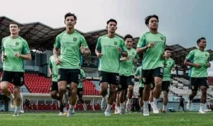 Pemain Persebaya menjalani latihan jelang menghadapi Bali United di Stadion Kapten I Wayan Dipta