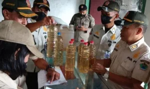 Petugas Satpol PP Kota Malang menyita puluham botol minuman keras tak berizin